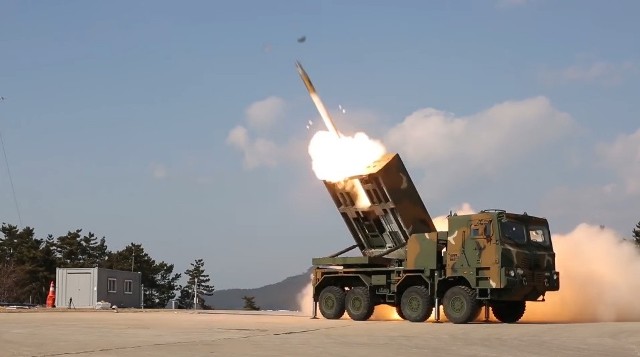 Wicepremier, szef MON Mariusz Błaszczak zatwierdził umowę ramową na zakup z Korei Południowej 288 zestawów wieloprowadnicowych wyrzutni artylerii rakietowej K239 Chunmoo wraz z zapasem amunicji.