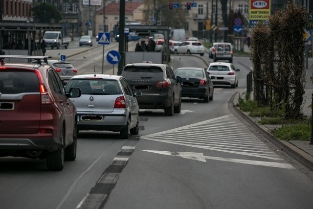 Mieszkańcy Starego Podgórza w Krakowie czują się bezradni. Ruch samochodowy w tej części Krakowa jest coraz większy.