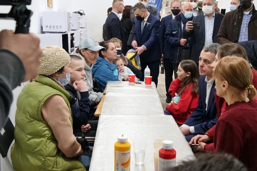 Chełm. Prezydent Szwajcarii odwiedził punkt recepcyjny. Zobaczył jak udzielana jest pomoc uchodźcom