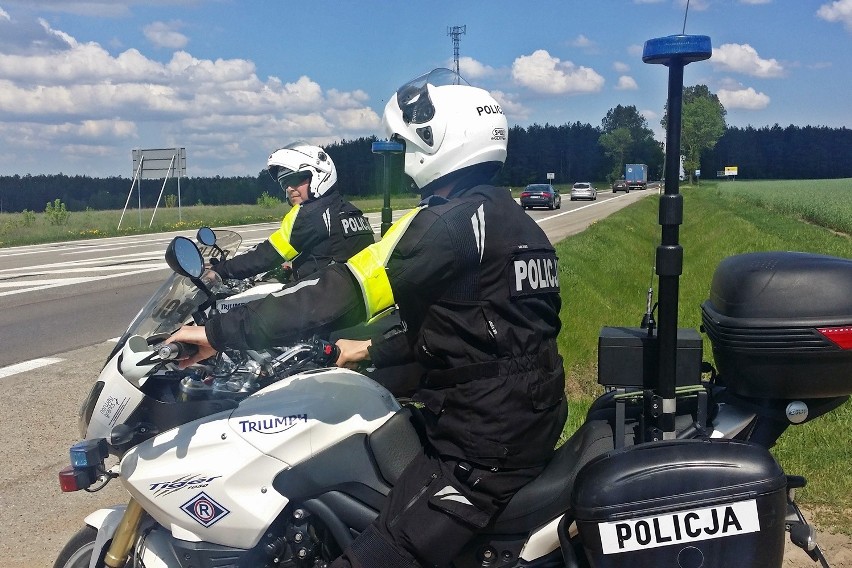 Policjanci ruchu drogowego z Komendy Miejskiej Policji w...