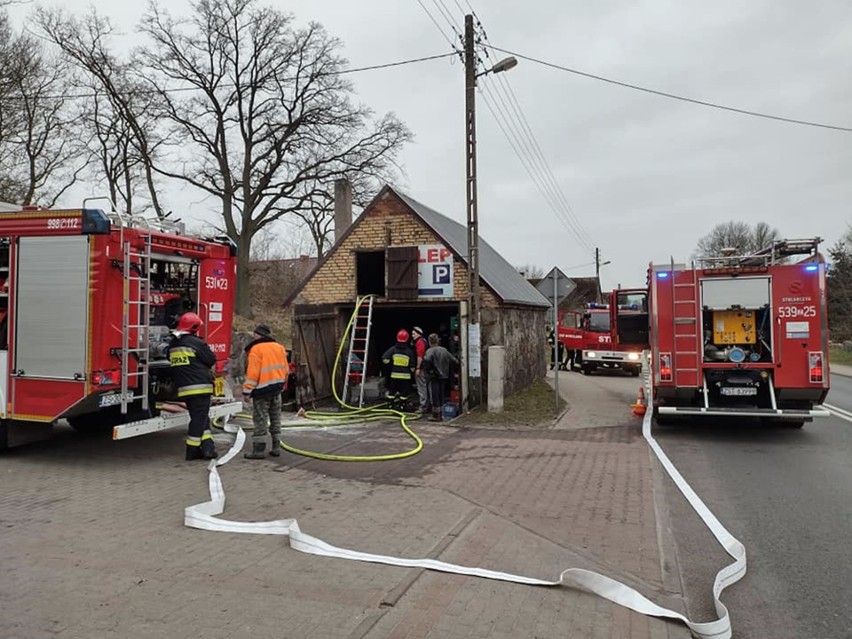 Kolejny w tym tygodniu pożar w gminie Marianowo. Palił się budynek magazynowy w Dalewie. Zdjęcia OSP Marianowo