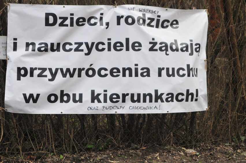 Kraków. Protest mieszkańców ul. Na Błonie. Domagają się przywrócenia ruchu w obydwu kierunkach