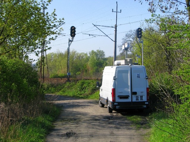 Specjalny pojazd policji monitorował przejście przez torowisko na ulicy Przemysłowej w Bydgoszczy.