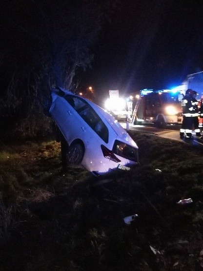 Wypadek na krajowej 73 w miejscowości Celiny. Samochód uderzył w przepust, a potem w drzewo