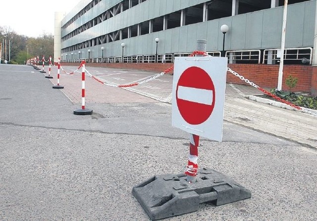 Słupki zabrały darmowe miejsca parkingowe. Porządku pilnują też ochroniarze. Mimo że jest to teren prywatny, kierowcy nie kryją oburzenia. A właściciele zapewniają, że miejsce to jest potrzebne do przebudowy galerii handlowej.