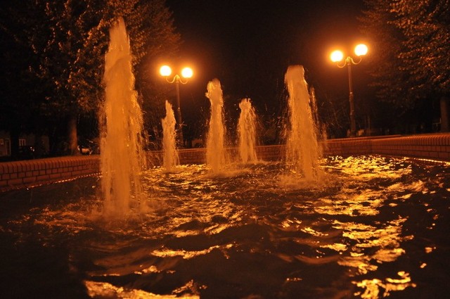 Pięknie podświetlona fontanna robi wrażenie na każdym spacerowiczu