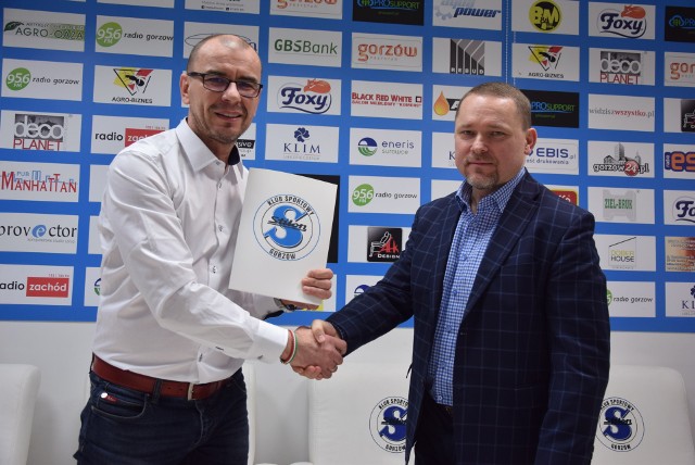 Od lewej: Krzysztof Olechnowicz i Grzegorz Widenka podpisują umowę o współpracy między klubem, a redakcją.