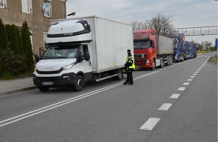 Opolscy celnicy kontrolują transporty towarów na przejściach...