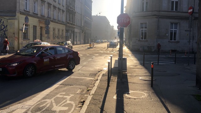 Na ruchliwym skrzyżowaniu Przedmieścia Oławskiego codziennie może dojść do kolizji z udziałem kierowców samochodów i rowerzystów