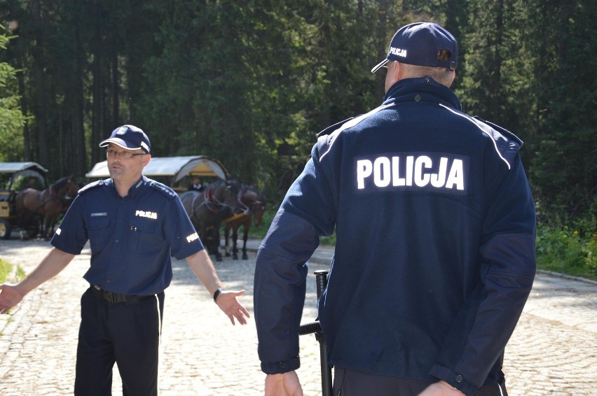 Tatry. Znów badają konie na szlaku do Morskiego Oka. W obstawie uzbrojonej policji [WIDEO,ZDJĘCIA]