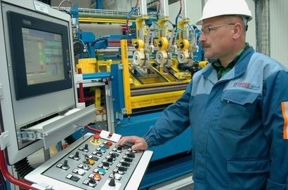Linia produkcyjna materiałów hydroizolacyjnych w nowej fabryce LOTOS w Jaśle należy do najnowocześniejszych w Europie. FOT. MAREK DYBAŚ