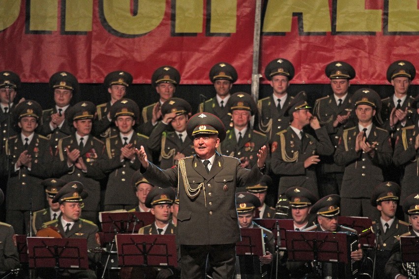 Mają mundury Armii Czerwonej i śpiewają „Czerwone maki” [ZDJĘCIA]