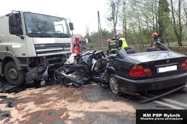 Wypadek w Rybniku: Kierowca BMW nagle zmienił pas i wbił się w ciężarówkę. 34-latek prowadzący BMW zginął na miejscu
