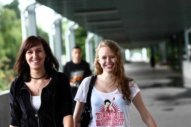 Natalia Chadaj (z prawej) marzy, żeby studiować architekturę wnętrz na politechnice, a Karolina Dudzińska chciałaby zostać grafikiem komputerowym, więc wybrała informatykę