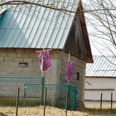 To na tym podwórku zginął Zbyszek i jego mama. Od sobotniego popołudnia mieszkańcy tego gospodarstwa pogrążeni są w głębokiej żałobie, którą symbolizują wystawione chorągwie.