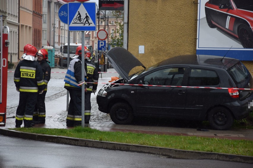 Groźny wypadek w Szczecinku. Staranowała zawór gazowy [zdjęcia, wideo]