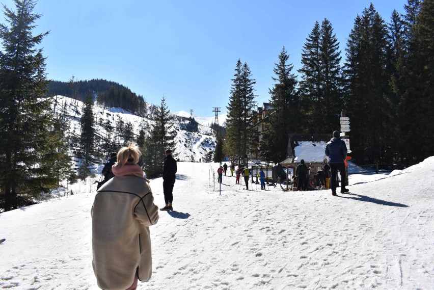 Tatry. Piękny dzień w górach. Na szlakach sporo turystów i narciarzy. W górach jednak ślisko! Zdjęcia z soboty 19 marca