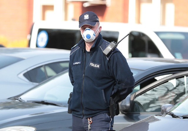 Policja sprawdza osoby, które przebywają na kwarantannie.