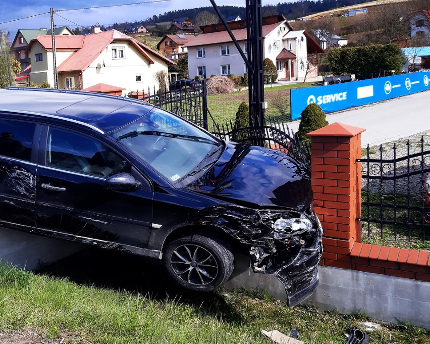 Dziwny wypadek pod Krynicą. Po zderzeniu dwa rozbite auta uderzyły w murowany płot