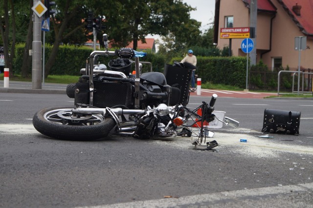 Jak informują świadkowie do zdarzenia doszło w momencie, kiedy kierowca vw skręcał w lewo z ulicy Szczecińskiej w ul. Kossaka. W tym samym czasie kierowca motocykla jechał w dół ulicą Szczecińską. Szczęśliwie, choć zdarzenie wyglądało groźnie, nie doszło do tragedii. Motocyklista miał zostać opatrzony przez pogotowie na miejscu. Na miejscu zdarzenia pracowała także straż pożarna. (olo)