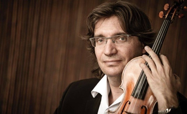 Gość wieczoru, Piotr Pławner, należy do najwybitniejszych i najbardziej kreatywnych skrzypków swojej generacji.