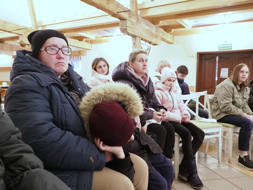 Żona prezydenta, Agata Kornhauser - Duda odwiedziła uchodźców z Ukrainy w Dwikozach i Obrazowie. Były prezenty i wzruszenie. Zobacz zdjęcia