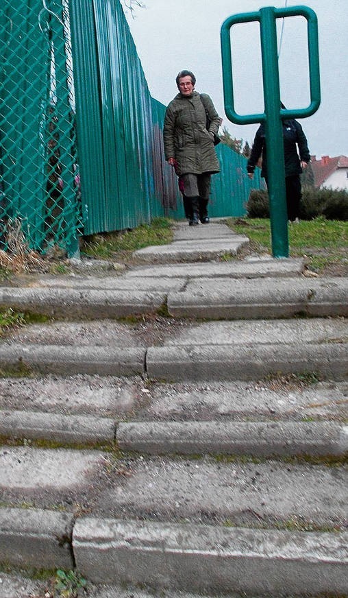 Prowizoryczne przejście wykonane przez gminę