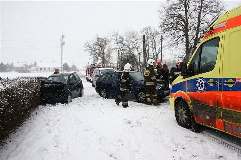 Trzy samochody zderzyły się rano w Chmielowicach. Jedna...