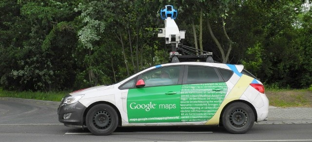 Samochód Google Maps na ul. Grunwaldzkiej w Słupsku.