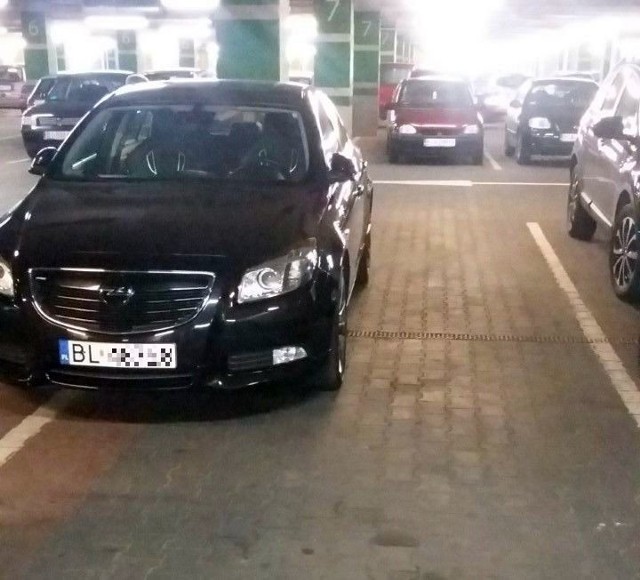 Opel z tablicami rejestracyjnymi z Łomży rzucał się wczoraj w oczy na parkingu Galerii Atrium Biała