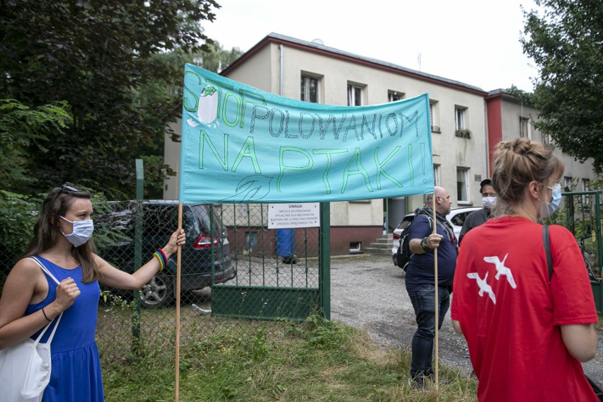 Protest pod siedzibą Związku Łowieckiego. "Stop polowaniom na ptaki, niech lecą!"