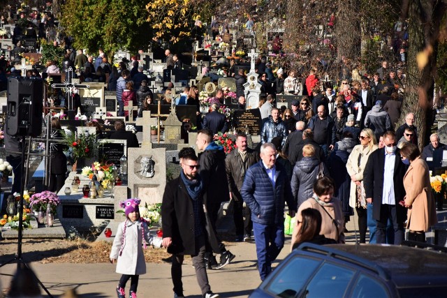 Wszystkich Świętych w 2021 roku na cmentarzach w Tarnobrzegu.