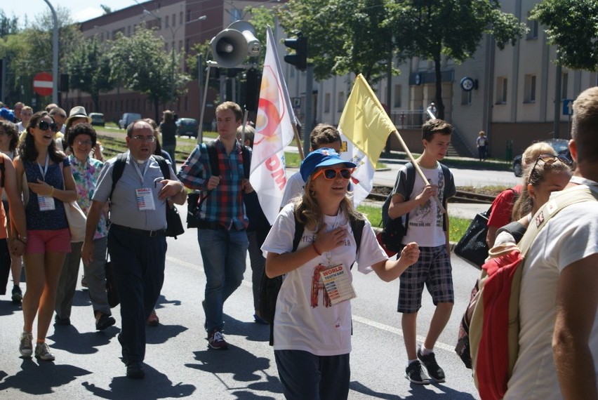 Goście z Włoch i Czech po mszy św. przeszli ulicami miasta...