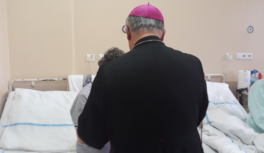 Światowy Dzień Chorego. Była msza w szpitalu i odwiedziny biskupa Henryka Tomasika