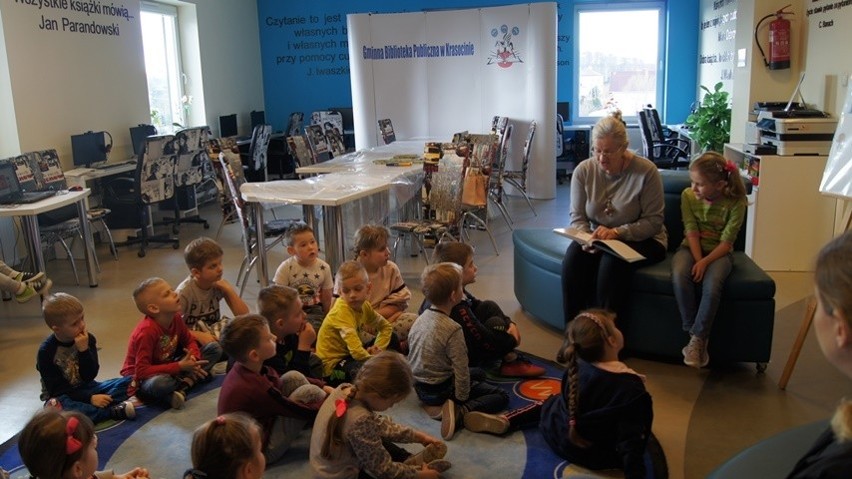 Wspólne czytanie w krasocińskiej bibliotece w ramach ogólnopolskiej akcji