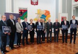 Symboliczne czeki na realne remonty dróg otrzymali samorządowcy z Grudziądza i powiatu