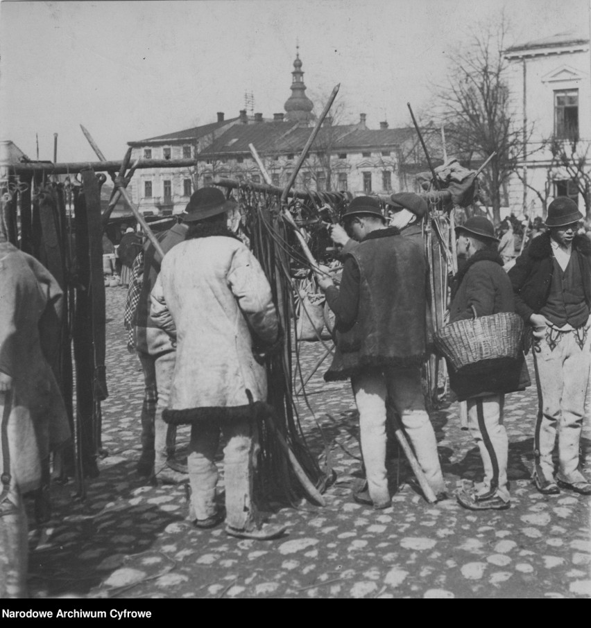 Nowy Targ. Dziś czwartek - jarmarczny dzień. Tak dawniej wyglądał słynny góralski jarmark [STARE ZDJĘCIA]