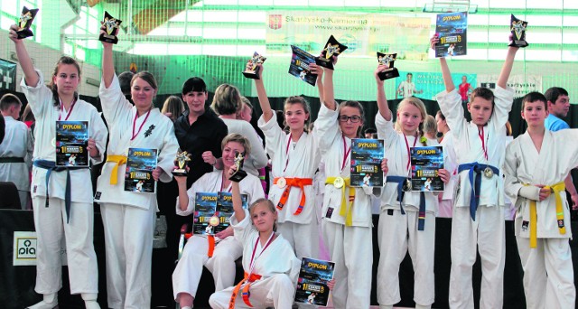 Sensei Beata Kij (trzecia z lewej) z Końskich ma powody do zadowolenia. Jej podopieczni zdobyli aż osiem medali na zawodach w karate kyokushin, które odbyły się  w Skarżysku - Kamiennej. 