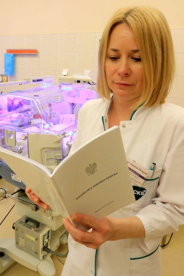 W szpitalu na Bielanach od początku roku noworodkom wydawane są nowe książeczki zdrowia dziecka. Jedną z nich ogląda Joanna Dragon
