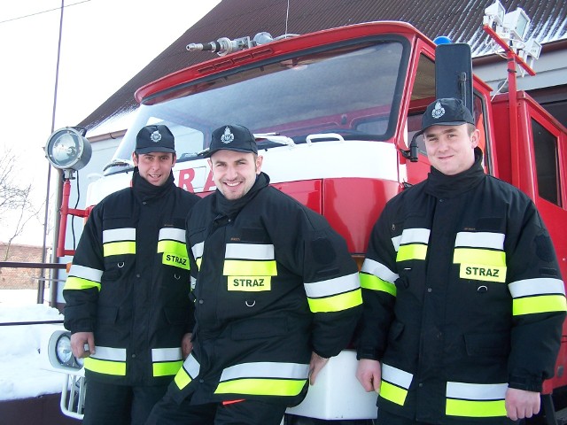 Strażacy z OSP Chudoba, od lewej: Piotr Nowak, Grzegorz Żwaka, Marek Wyrwa.