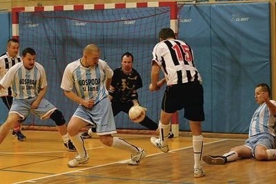 Janusz Śmieszek z Gazdy strzela na bramkę Paki Jana Fot. Maciej Zubek