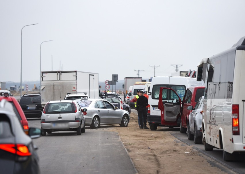 Kolejka przed polsko-ukraińską granicą w Medyce ma 7 km. Winne prace drogowe i ruch towarowy przed świętami na Ukrainie [ZDJĘCIA]