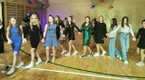 Bal karnawałowy w szkole w Wielgusie. Uczniowie pokazali, że potrafią bawić się jak prawdziwi mistrzowie! Zobaczcie zdjęcia i wideo