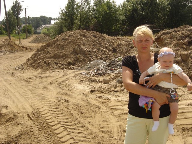 Na zdjęciu Agnieszka Płońska mieszkanka Płonki Strumianki, która skarży się, że droga jest rozkopana