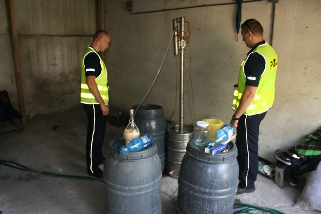 Policjanci z Kowala odkryli miejsce, gdzie znajdowała się aparatura do nielegalnej produkcji alkoholu. Cały sprzęt znajdował się w wynajmowanym garażu. Do sprawy zatrzymano 58-latka, który był właścicielem sprzętu.- W sumie mundurowi zabezpieczyli trzy 100-litrowe beczki, z których jedna w całości wypełniona była „zacierem”, druga w części wypełniona czystym już alkoholem - informuje nadkom. Małgorzata Marczak, oficer prasowy KMP we Włocławku.Na miejscu pracy aparatury zatrzymano jej właściciela. 58-latek tłumaczył funkcjonariuszom, że całość wytwarzał na własny użytek.Mężczyźnie grozi kara grzywny, ograniczenia wolności, a nawet pozbawienia wolności do roku.