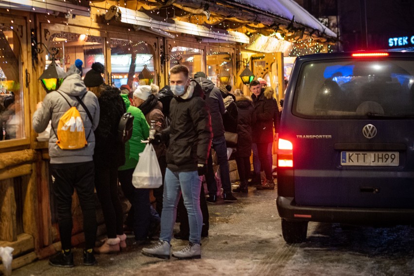 Zakopane. Krupówki nocą znów tętniły życiem, policja oceniła zachowanie turystów [ZDJĘCIA]