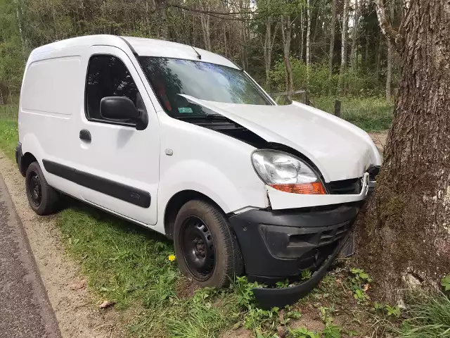 Wypadek: Niedaleko Tychowa samochód uderzył w drzewo. Kierowca był pijany