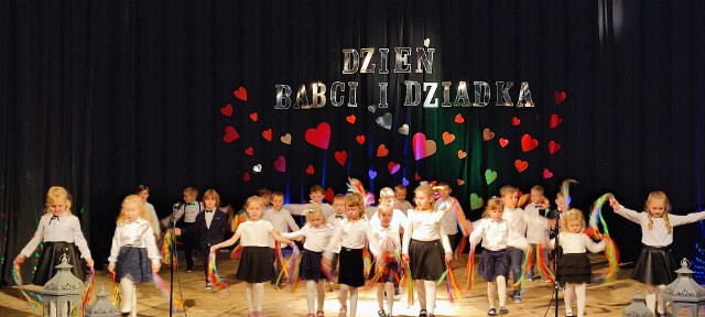 Włoszczowskie przedszkolaki dały wspaniały występ z okazji Dnia Babci i Dziadka.