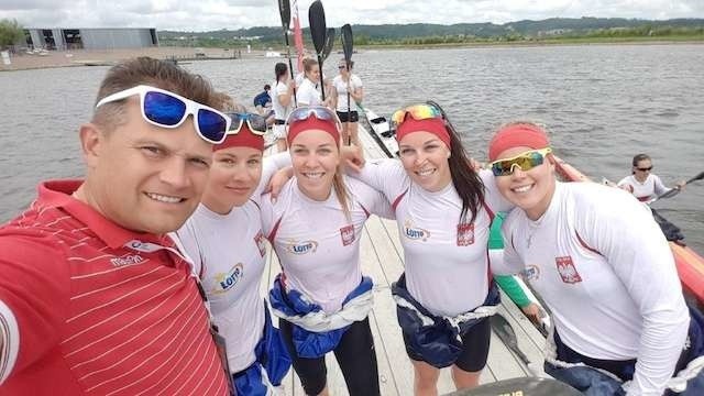 Od lewej: trener Maciej Juhnke, Martyna Lisiecka, Anna Puławska, Małgorzata Puławska, Dominika Włodarczyk