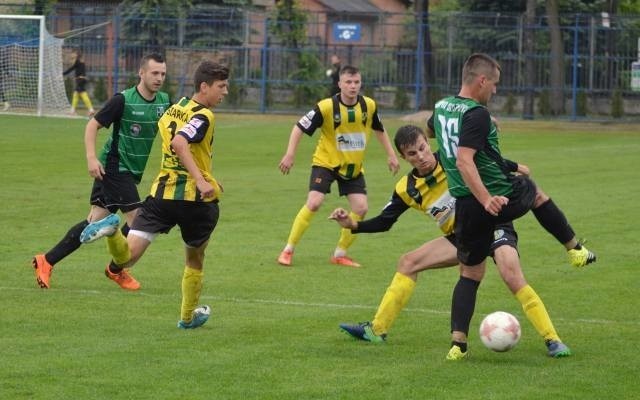 Rezerwy Siarki Tarnobrzeg (w żółto-czarnych strojach) awansowały do finału Pucharu Polski na szczeblu Podkarpackiego Związku Piłki Nożnej.